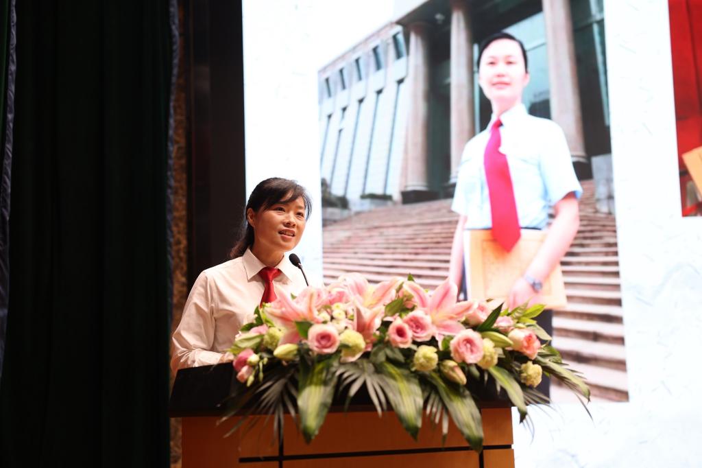 讲春梅故事 学英模精神 育法学新人——太阳成集团tyc33455cc与邵阳法院联合开展读书报告会·座谈会